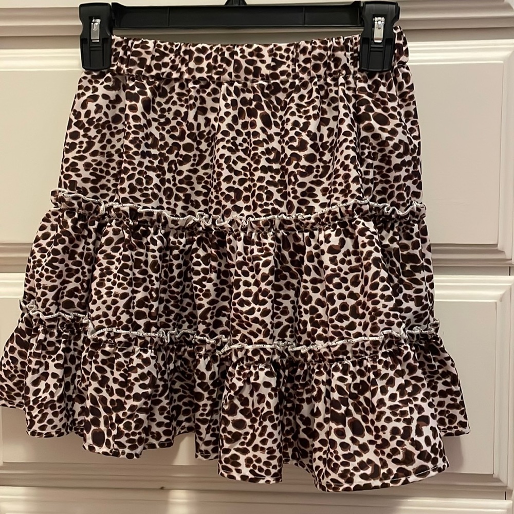 Leopard printed mid/mini skirt